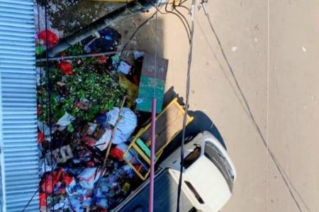 Areal Pertokoan Diduga Dijadikan Tempat Pembuangan Sampah, Pihak PD Pasar Cuek